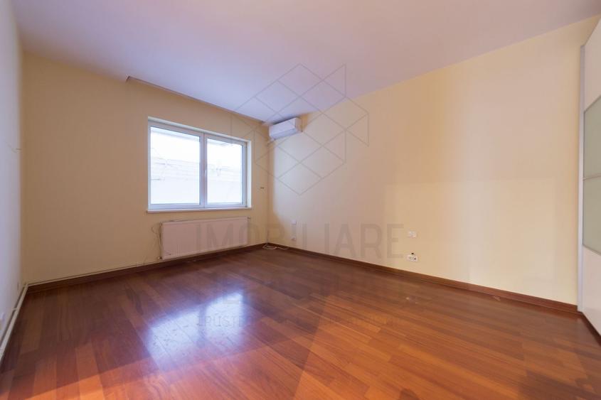 Apartament cu 4 camere semidecomandat, mobilat în Primăverii