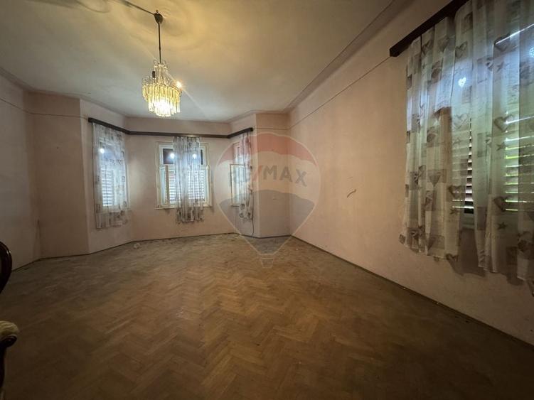 Casă cu 3 camere cu Teren 862 Mp în Central