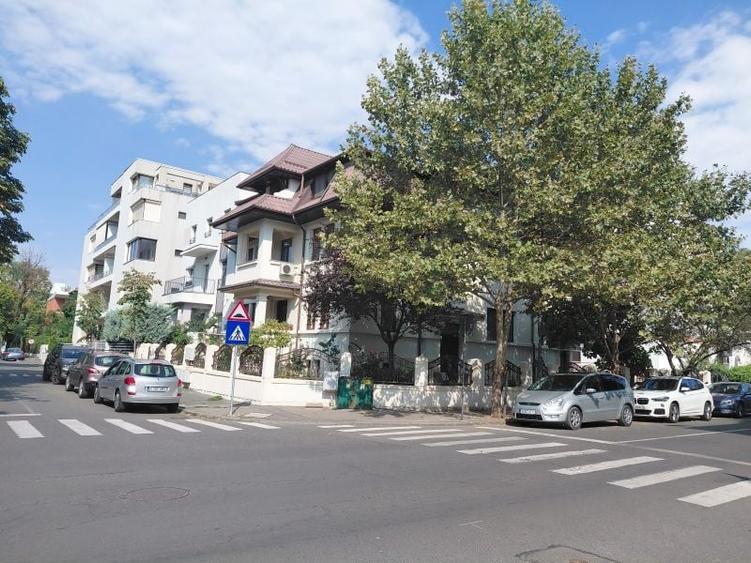 Apartament cu 4 camere semidecomandat în Aviatorilor