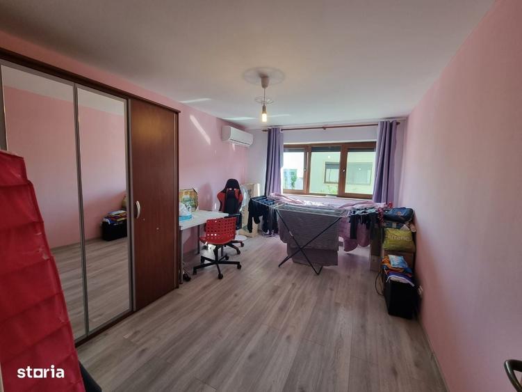 Casă cu 4 camere în 1 Decembrie