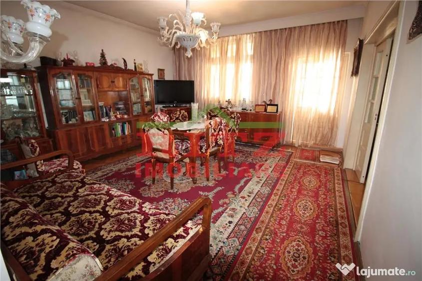Casă cu 8 camere cu Teren 445 Mp în Orașul de Jos