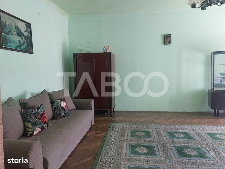 Apartament cu 3 camere semidecomandat în Central