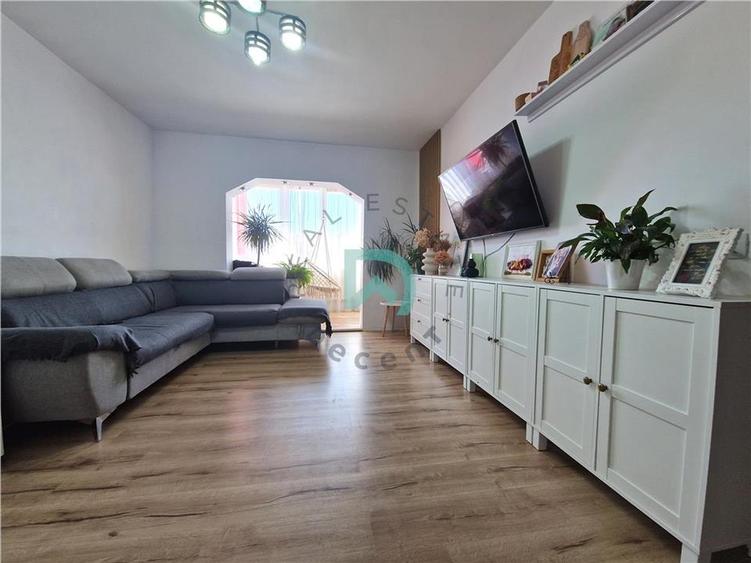 Apartament cu 3 camere decomandat în Tractorul