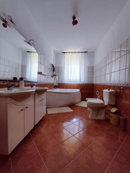 Casă individuală cu 7 camere cu Canalizare în Ghiroda