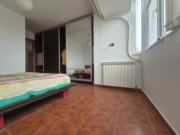 Apartament cu 3 camere decomandat, mobilat în Dacia