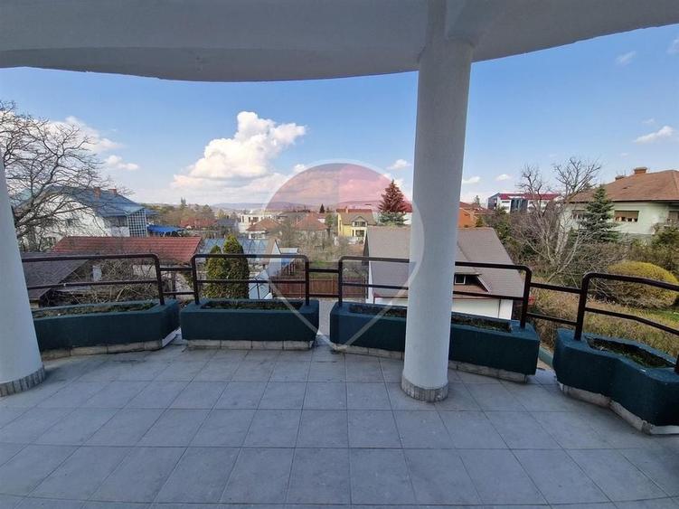 Casă individuală cu 13 camere cu Teren 700 Mp în Zorilor