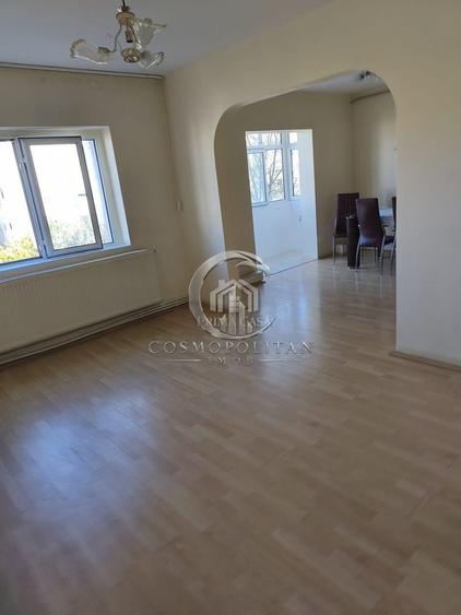 Apartament cu 4 camere în Broșteni