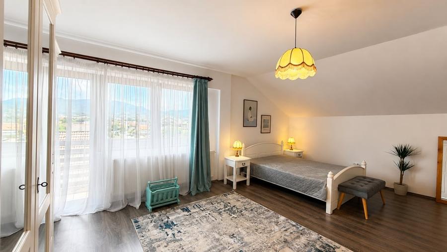 Apartament cu 3 camere, mobilat în Tractorul
