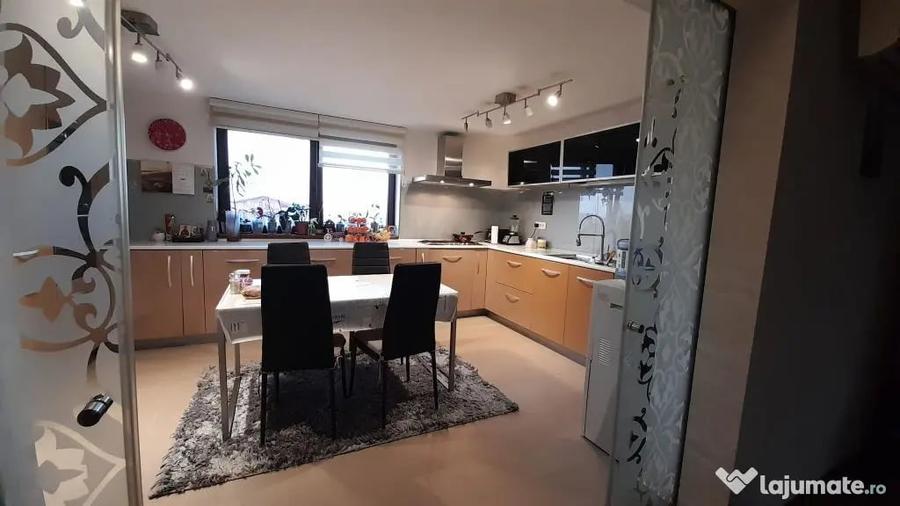 Apartament cu 5 camere decomandat, mobilat în Central