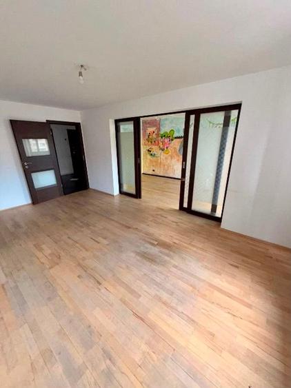 Apartament cu 4 camere semidecomandat în Crângași