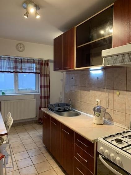 Apartament cu 3 camere decomandat, mobilat în P-ța Victoriei