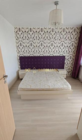 Apartament cu 3 camere semidecomandat, mobilat în P-ța Unirii