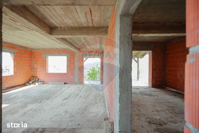 Casă cu 6 camere cu Teren 1013 Mp în Sânmartin