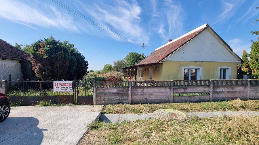Casă individuală cu 1 camere cu Teren 3700 Mp în Apateu
