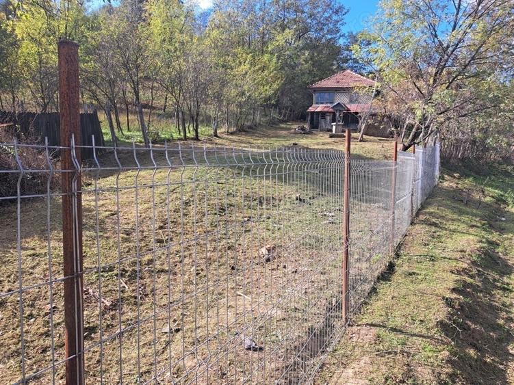 Casă cu 3 camere cu Teren 2200 Mp în Central