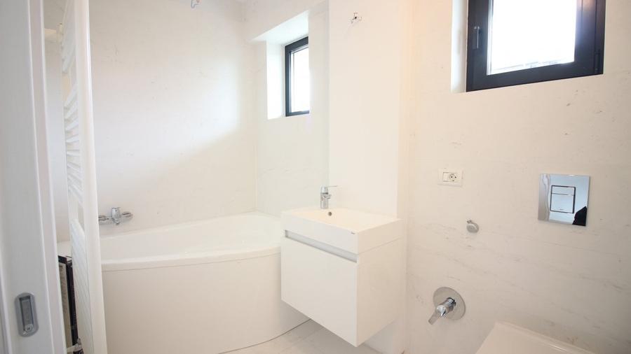 Apartament cu 4 camere semidecomandat în Băneasa