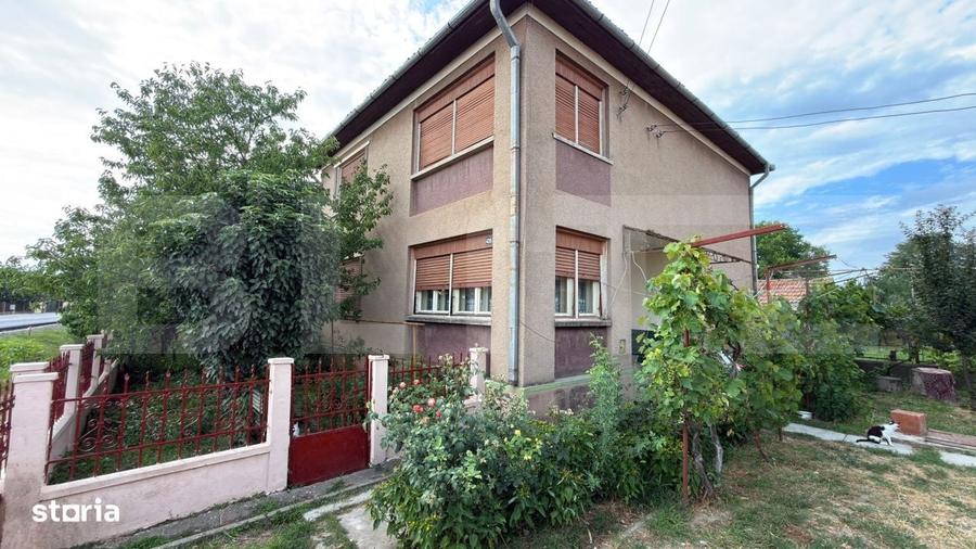 Casă cu 4 camere decomandat în Cărășeu