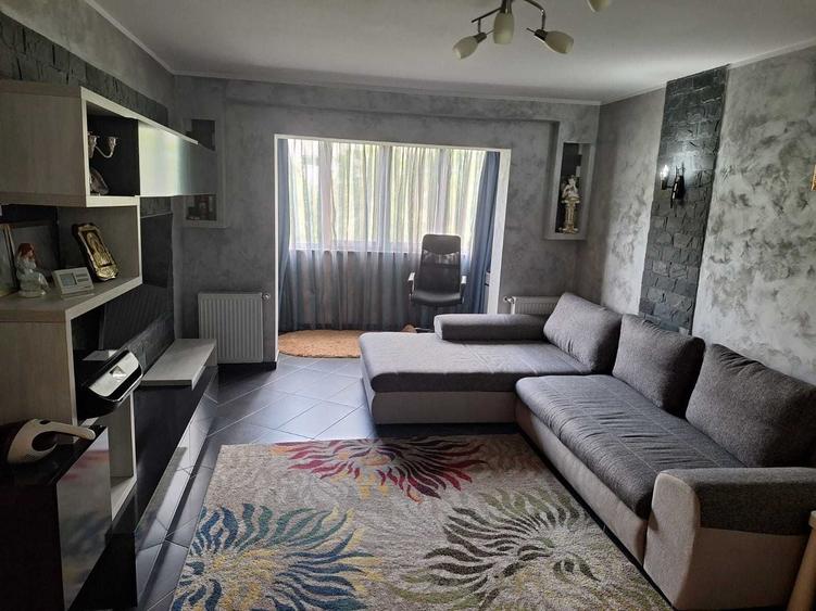 Apartament cu 3 camere decomandat în Gară