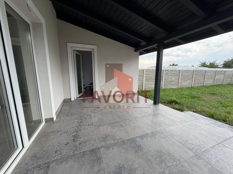 Duplex cu 4 camere cu Canalizare în Utvin