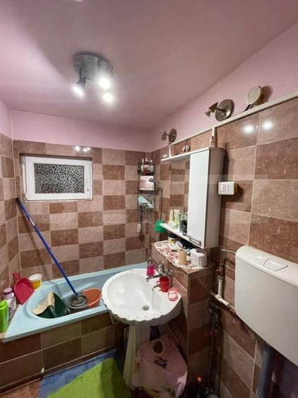 Apartament cu 2 camere semidecomandat, mobilat în Craiovița Nouă