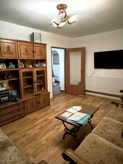 Apartament cu 3 camere decomandat în Crihala