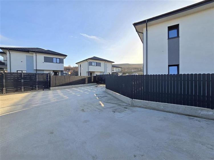 Apartament cu 4 camere decomandat în Lețcani