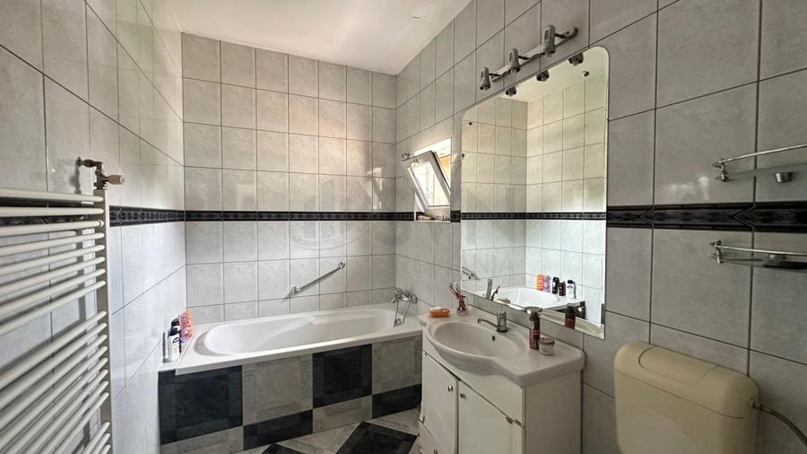 Casă individuală cu 7 camere cu Canalizare în Vatra Luminoasă