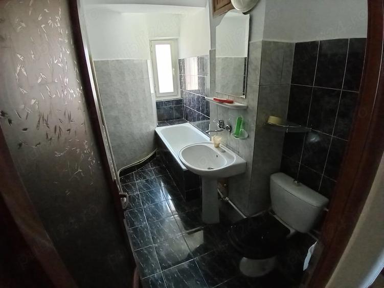 Apartament cu 4 camere semidecomandat în Petros