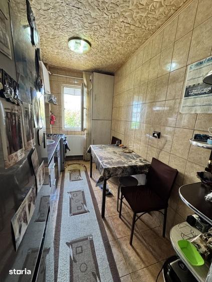 Apartament cu 3 camere semidecomandat în Craiovița Nouă