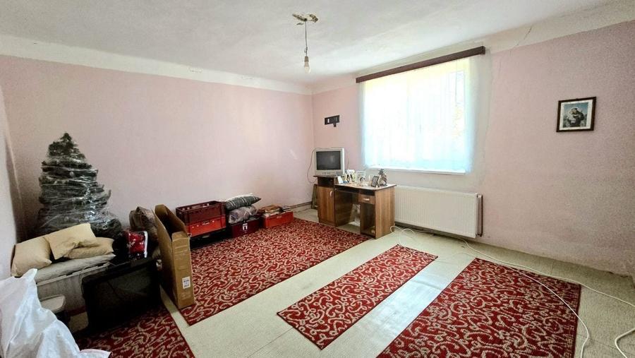Casă individuală cu 7 camere cu Canalizare în Botizului