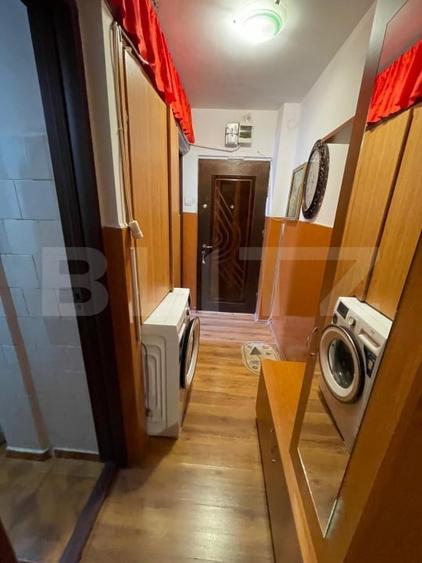 Apartament cu 3 camere semidecomandat, mobilat în Craiovița Nouă