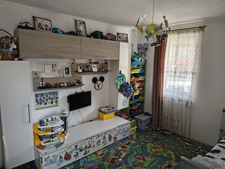 Apartament cu 3 camere semidecomandat, mobilat în Baciu