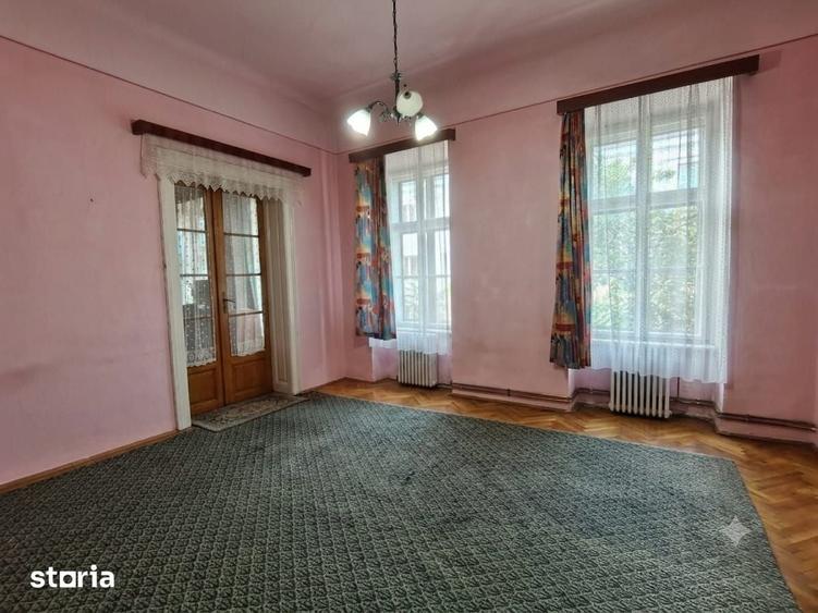 Apartament cu 3 camere semidecomandat în Central