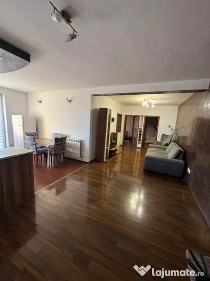 Apartament cu 3 camere decomandat în Sud