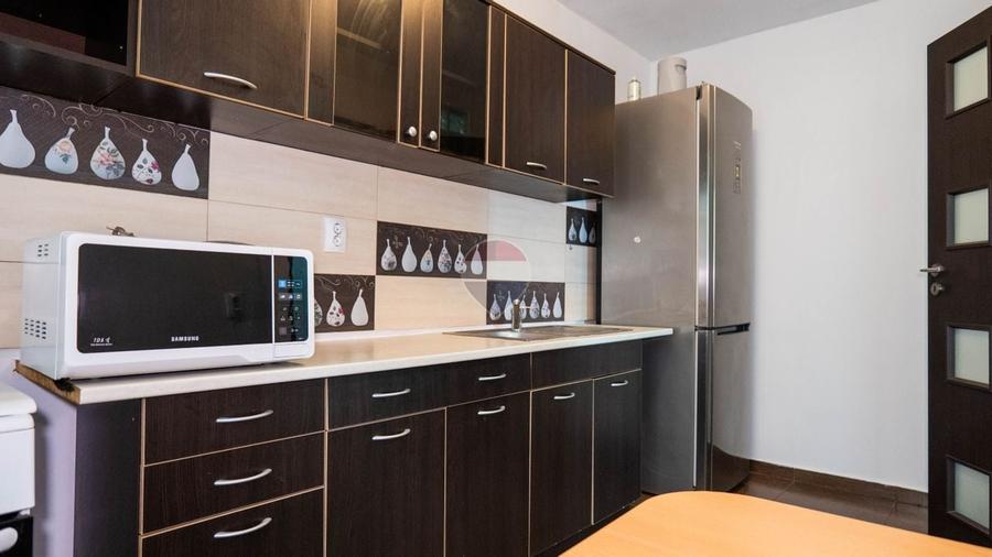 Apartament cu 3 camere decomandat, mobilat în Periferie