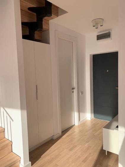 Casă cu 5 camere cu Garaj în Central