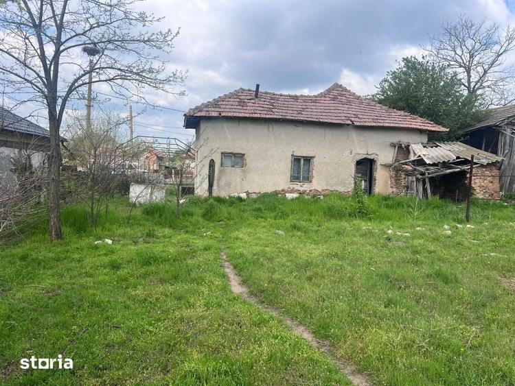 Casă cu 3 camere cu Teren 2504 Mp în Teasc