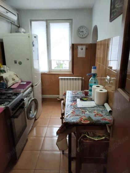 Apartament cu 3 camere decomandat în Far
