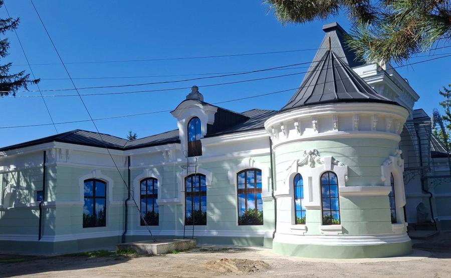 Casă cu 10 camere cu Teren 2000 Mp în Central