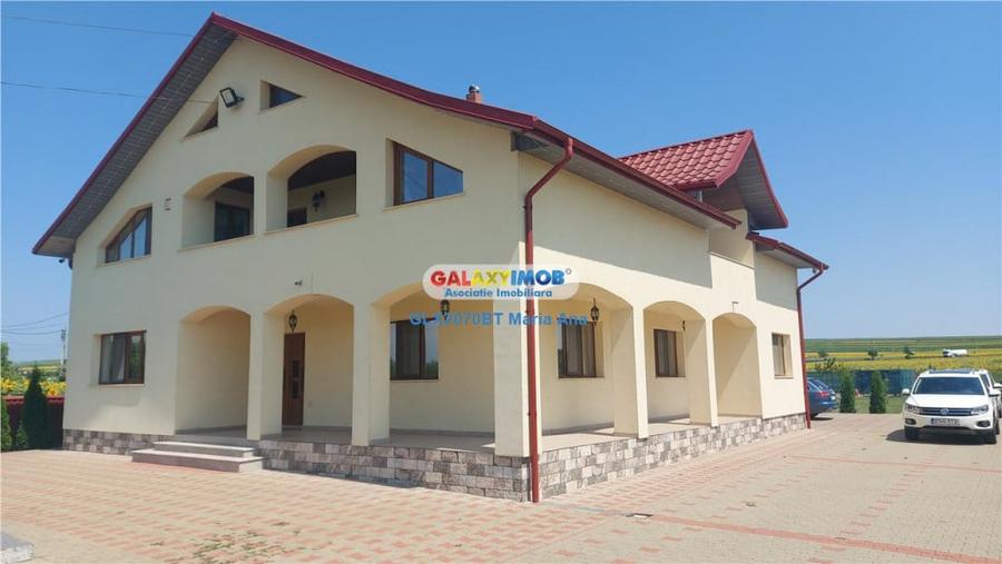 Casă cu 7 camere cu Teren 10000 Mp în Central