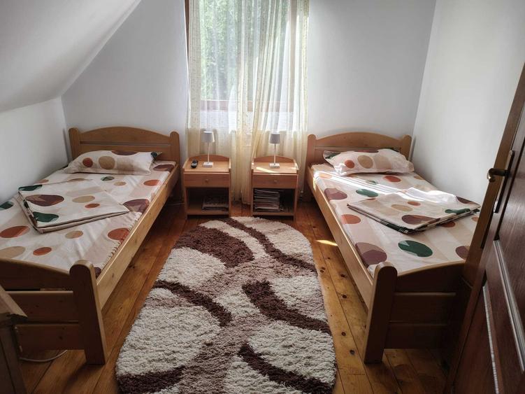 Casă cu 4 camere decomandat în Izvoare