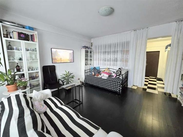 Apartament cu 3 camere semidecomandat în Bucureștii Noi
