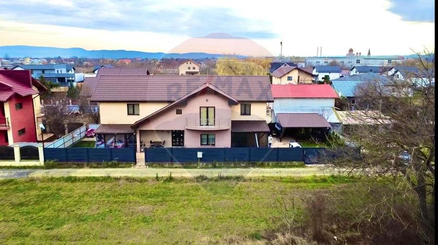 Casă individuală cu 5 camere cu Teren 375 Mp în Calea Romanului