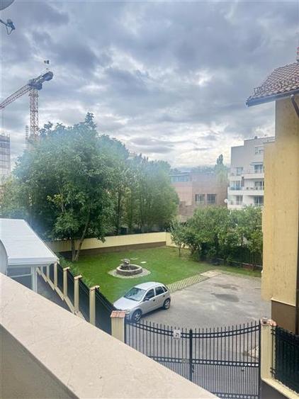 Apartament cu 3 camere semidecomandat în Herăstrău