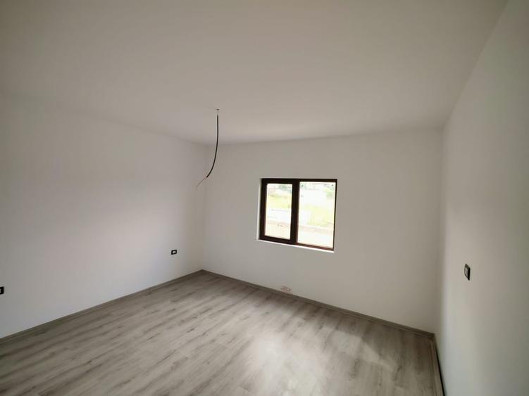 Casă individuală cu 5 camere cu Teren 230 Mp în Lumina