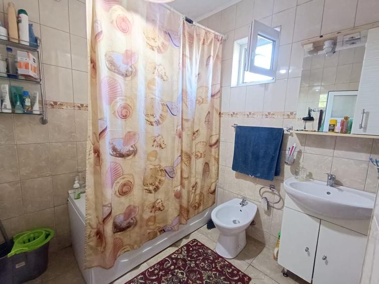 Casă individuală cu 6 camere cu Canalizare în Dâmbul Rotund
