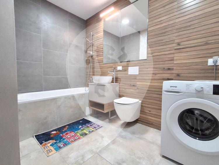Apartament cu 3 camere decomandat în Tractorul