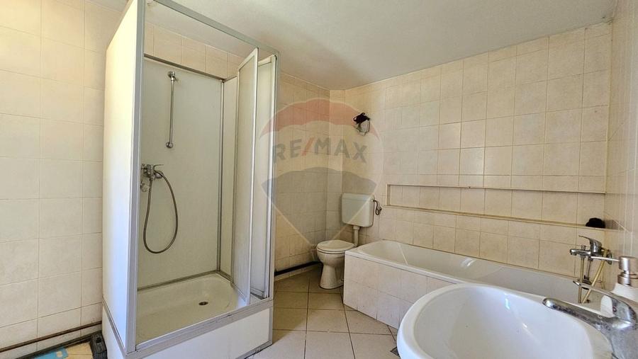 Casă individuală cu 7 camere cu Teren 1151 Mp în Central