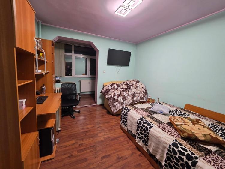 Apartament cu 3 camere semidecomandat, mobilat în Titan