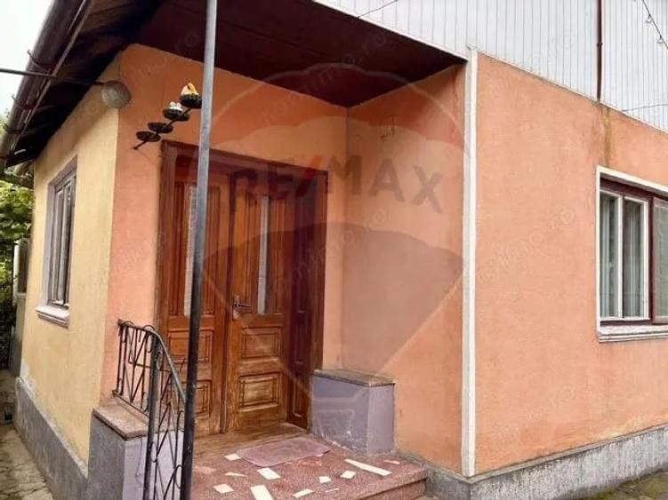 Casă cu 2 camere cu Teren 557 Mp în Central